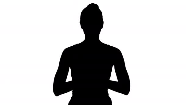 Silhouette junge Yogi-Frau praktiziert Yoga, macht Namaste-Geste, trainiert, trägt weißes T-Shirt. — Stockvideo