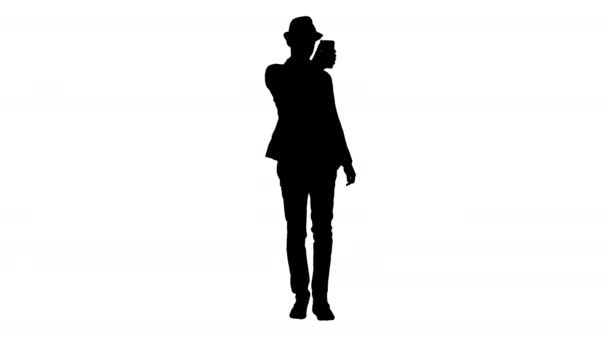 Silhouette uomo arabo nei vestiti casual a piedi e fare selfie. — Video Stock