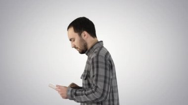 Tablet Bilgisayar Tarafı Görünümü gradyan arkaplanda dijital tablet kullanan adam.