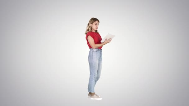 Mujer en el uso casual tableta sobre fondo de gradiente. — Vídeos de Stock