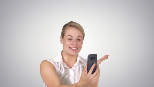Kvinna klädd i rosa gör videosamtal på den smarta telefonen Walking, alfakanal — Stockvideo