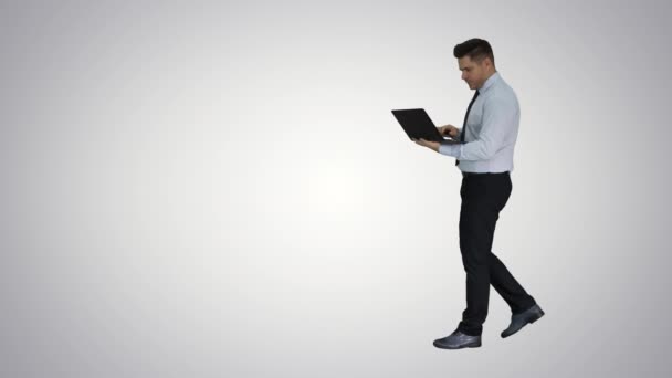 Homme d'affaires appuyant sur le bouton de lecture pour démarrer ou lancer des projets ou une présentation sur ordinateur portable sur fond de dégradé . — Video