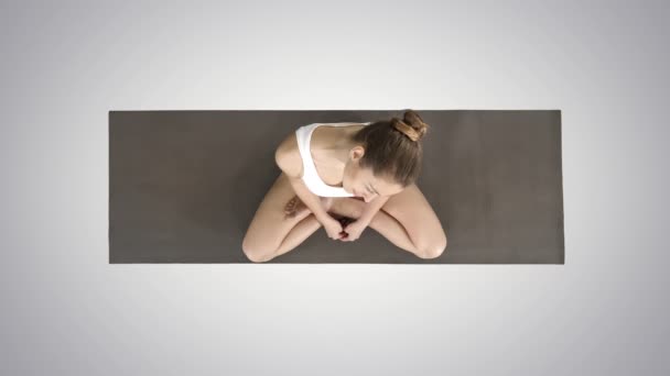 Jong sportief mooi vrouw stretching haar nek op gradiënt achtergrond. — Stockvideo