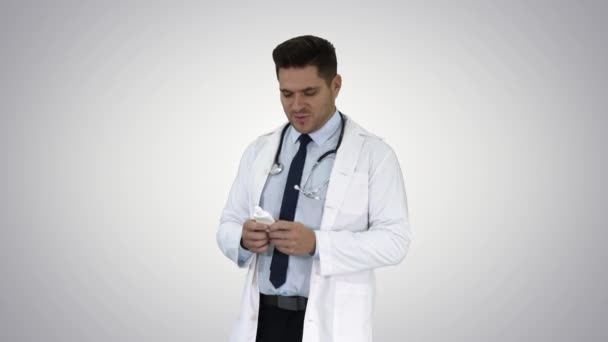 Arzt präsentiert Nasenspray oder ein anderes Medikament auf Gradientenhintergrund. — Stockvideo