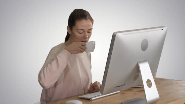 Jonge vrouw met computer en cafe op gradiënt achtergrond. — Stockvideo