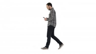 Beyaz arka planda cep telefonunda yürüyen ve mesajları okuyan zeki bir genç..