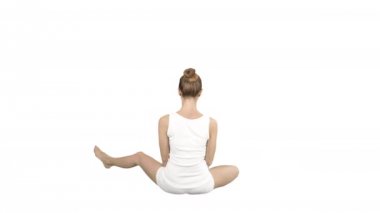 Güzel genç kadın spor giyen yoga lotus beyaz arka plan üzerinde poz oturan pratik.