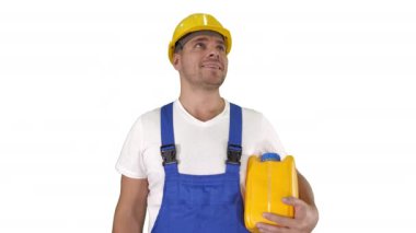 Gerçek bir işçi, elinde teneke kutuyla beyaz arka planda kameraya gülümsüyor..