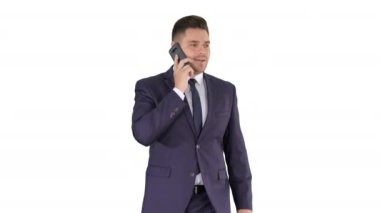Takım elbiseli başarılı adam telefonda konuşur ve beyaz arka planda yürür..