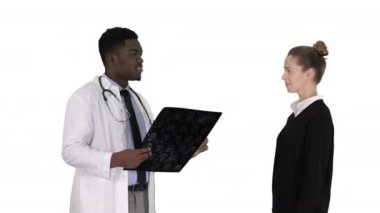 Doktor hastaya röntgen sonuçlarını gösterip beyaz arka planda kalıyor..