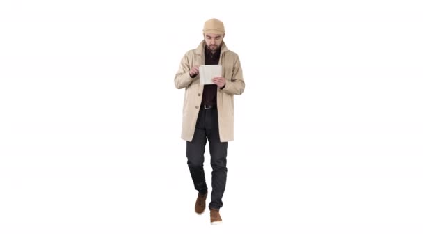 スタイリッシュな男は白い背景にタブレットでインターネットに接続. — ストック動画