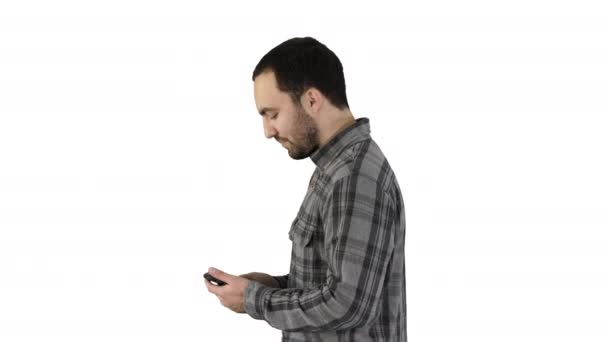 흰색 배경에 휴대 전화에 메시지를 읽고 젊은 스마트 캐주얼 비즈니스 남자. — 비디오