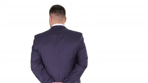 Geschäftsmann, der umherläuft und Händchen haltend hinter seinem Rücken auf weißem Hintergrund umblickt. — Stockvideo