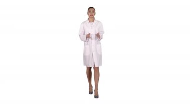 Beyaz arka planda yürürken kameraya açıklama yapan ve konuşan kadın doktor..