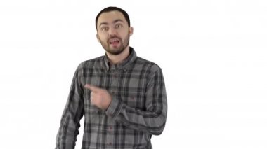 Konuşan genç adam bir şey açıklayan ve beyaz arka plan üzerinde yan işaret.