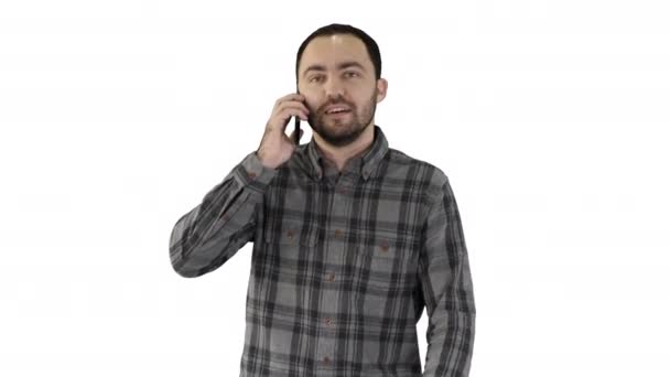 Junger Mann telefoniert und geht auf weißem Hintergrund. — Stockvideo