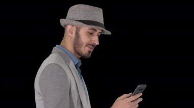 Telefonla mesajlaşan ve yürüyen sıradan bir adam, Alpha Channel.