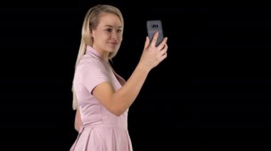 Genç güzel kadın selfie ona telefon, alfa kanalı yapar.