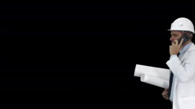 Başarılı mimar cep telefonu konuşuyor ve yürüyüş, Alpha Channel