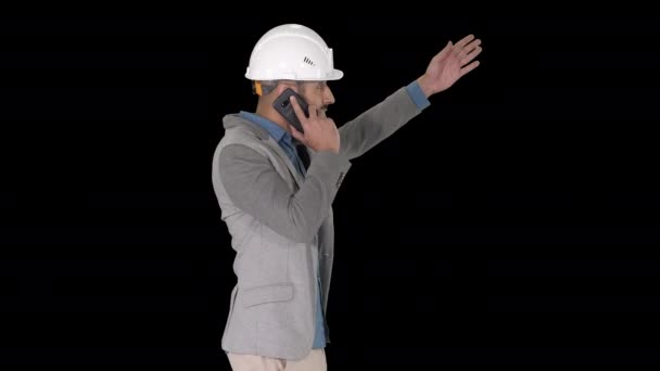 Arkitekt ingenjör gör ett telefonsamtal klagar på resultatet av arbetet peka på objekt framför, alfa kanal — Stockvideo