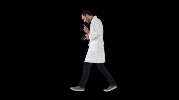Caminando atractivo médico riendo, Alpha Channel — Vídeo de stock