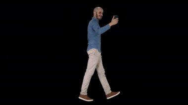 Mutlu gülümseyen yakışıklı genç adam yürürken selfie yapma, Alpha Channel