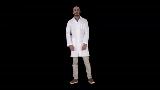 Доктор человек немного нервничает и боится стоя, Альфа-канал — стоковое видео