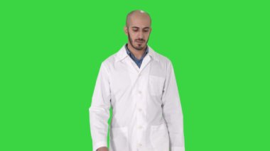 Yürüyüş erkek Arap Doktor üzerinde bir yeşil ekran, Chroma anahtar.