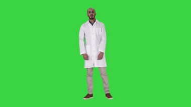 Doktor adam biraz gergin ve yeşil ekranda duran korkuyor, Chroma Key.