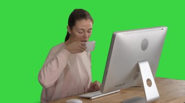 Yeşil ekranda bilgisayar ve kafe ile genç kadın, Chroma anahtar.
