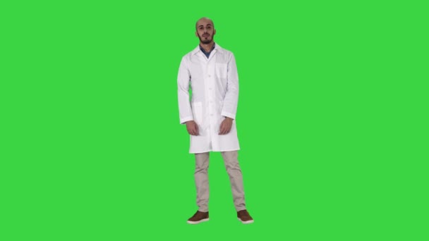 Лікар людина трохи нервував і страшно стояв на зеленому екрані, ключ до кольоровості. — стокове відео