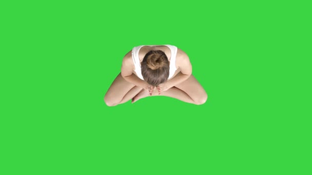 Junge Frau praktiziert Yoga auf einem grünen Bildschirm, Chroma-Taste. — Stockvideo