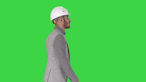 녹색 스크린을 걷는 흰색 헬멧을 쓴 건축가, 크로마 키. — 비디오