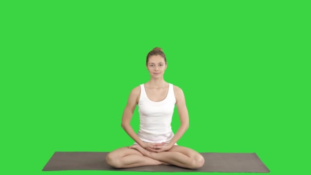 Joven hermosa mujer rubia haciendo yoga y sonriendo en una pantalla verde, Chroma Key . — Vídeos de Stock