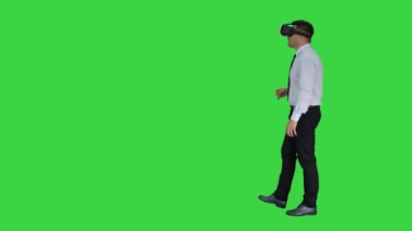 Vr gözlük takan genç işadamı Yeşil Ekranda geleceğin teknolojisinin konsepti, Chroma Key.