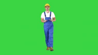 Foreman oluşturucu kameraya bir şey açıklayan ve Yeşil Ekranda konuşurken, Chroma Key.