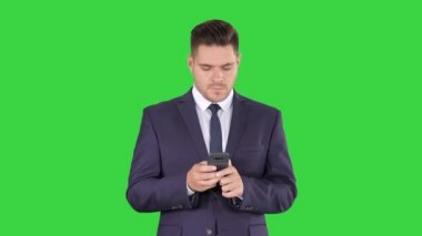 Yeşil Ekranda telefonda mesaj veren işadamı, Chroma Key.