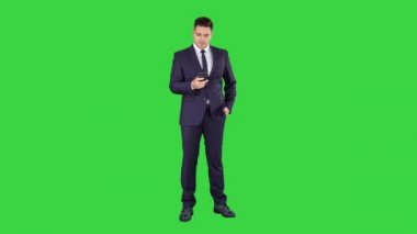 Ciddi endişeli işadamı birini aramak için çalışıyor ve cant Çağrı üzerinden almak bir Yeşil Ekranda başarısız oldu, Chroma Key.