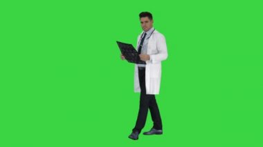 Doktor Bir Yeşil Ekranda kamera x ışınları sonuçları söylüyorum, Chroma Anahtar.