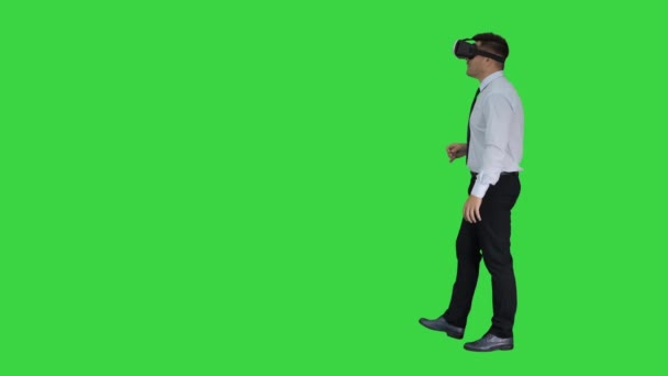 Έκπληκτος νέος επιχειρηματίας φορώντας VR γυαλιά concept της μελλοντικής τεχνολογίας σε μια πράσινη οθόνη, πλήκτρο αποχρώσεων. — Αρχείο Βίντεο