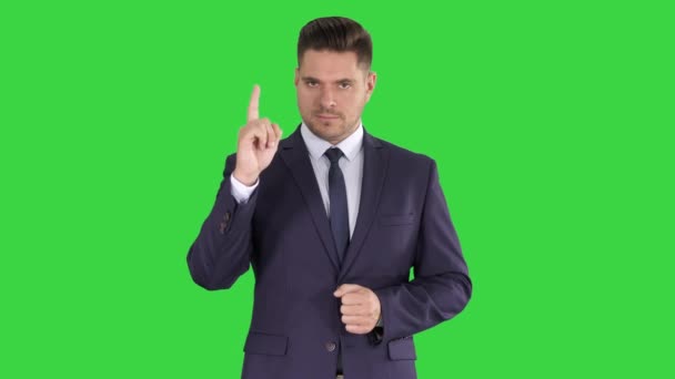 Człowiek biznesu skierowany palcem czyniąc akcent na zielonym ekranie, Klucz chrominancji. — Wideo stockowe