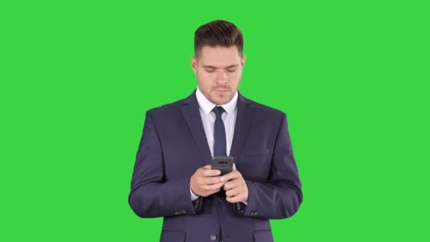 Mensaje de texto de hombre de negocios en el teléfono en una pantalla verde, Chroma Key . — Vídeos de Stock