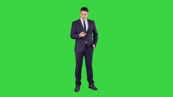 Ernstige bezorgde zakenman probeert iemand te bellen en kan niet door bellen mislukt op een groen scherm, Chroma Key. — Stockvideo