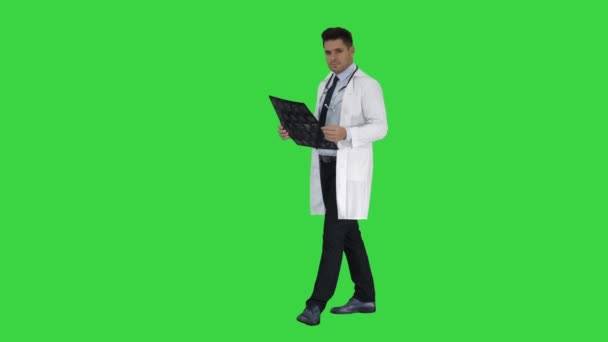 Doctor diciendo resultados de rayos X a la cámara en una pantalla verde, Clave de croma . — Vídeos de Stock