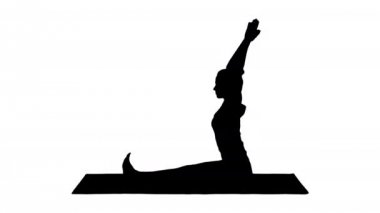 Siluet Genç sportif çekici kadın yoga pratik, Oturmuş ileri viraj egzersiz yapıyor, paschimottanasana poz, egzersiz, spor giyim giyiyor.