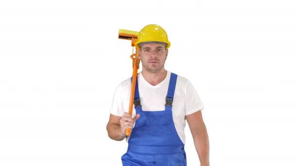 Housecleaner in helm lopen met een dweil op witte achtergrond. — Stockvideo