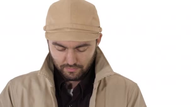 Ansiktet på en man i diket tittar på sin smartphone på vit bakgrund. — Stockvideo