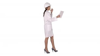 Tabletli kadın mühendis beyaz arkaplanda video çağrısı yapıyor.