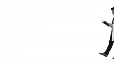 Beyaz arka planda yürürken konsantre tıp doktoru belgelerini okuyor.