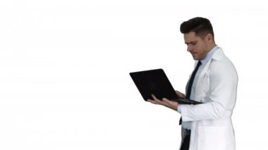 Doktor beyaz arka planda dizüstü sonuçları gösteren.